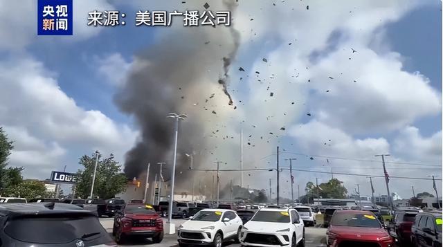 美国一车辆撞漏燃气管招致爆炸，瞬间碎片漫天，现场画面曝光