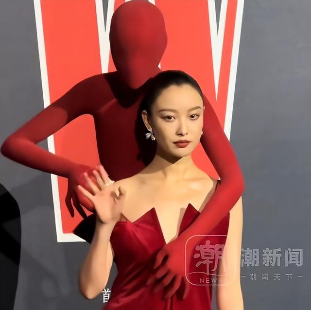 女星倪妮背个“人”走红毯，调侃“他叫小帅，我是小美”！宋佳贴心给“小帅”戴墨镜