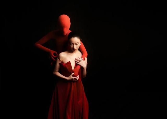 女星倪妮背个“人”走红毯，调侃“他叫小帅，我是小美”！宋佳贴心给“小帅”戴墨镜