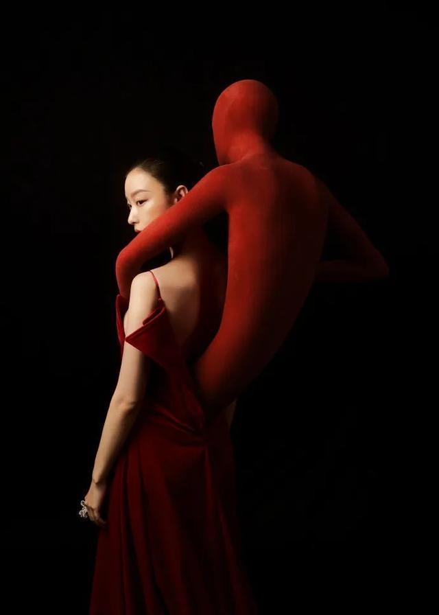 女星倪妮背个“人”走红毯，调侃“他叫小帅，我是小美”！宋佳贴心给“小帅”戴墨镜