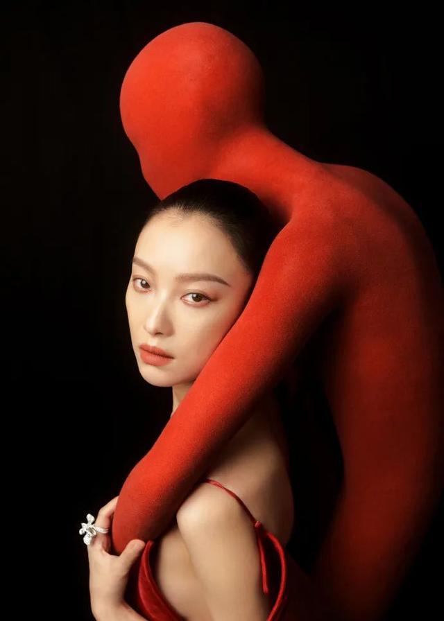 女星倪妮背个“人”走红毯，调侃“他叫小帅，我是小美”！宋佳贴心给“小帅”戴墨镜
