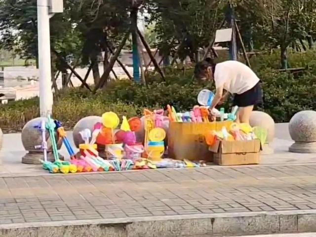 14岁女孩暑假摆摊25天赚2000元，走红后却要停业了