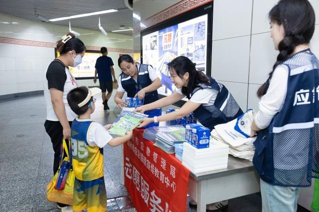 “郑小安”漫画海报亮相地铁站 筑牢全民安全防线有“新招”