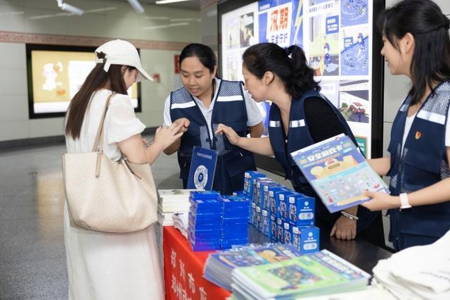 “郑小安”漫画海报亮相地铁站 筑牢全民安全防线有“新招”