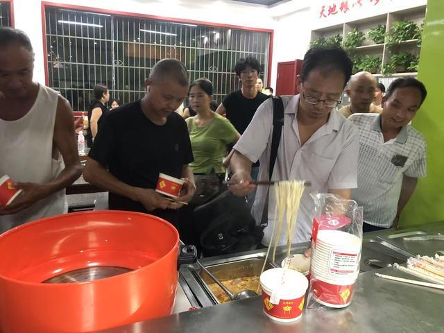 高速上的这碗面，真香！