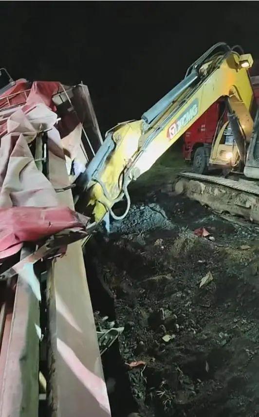 湖北一加油站跟前路面突然塌陷，拉矿车陷入侧翻疑超载，最新回应：事故原因正在调查