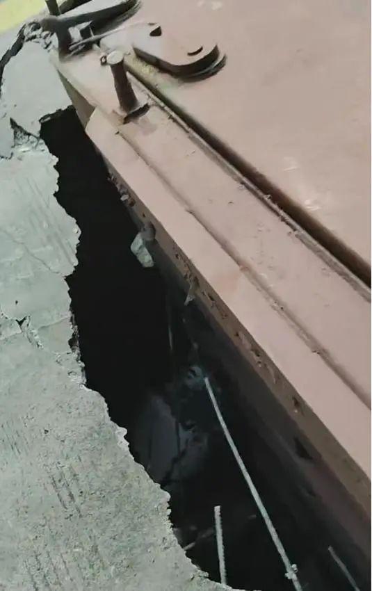 湖北一加油站跟前路面突然塌陷，拉矿车陷入侧翻疑超载，最新回应：事故原因正在调查