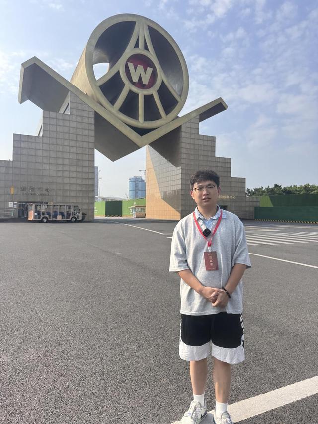 小伙带开盖五粮液上高铁被拦，2分钟喝完8两 受邀参观酒厂