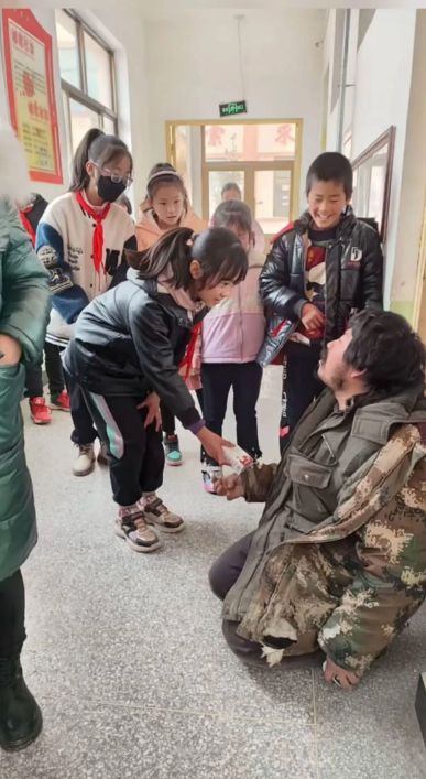 甘肃警方通报受胡雷资助女孩去世，残疾拾荒者胡雷痛哭：半年失去了两个学生，孩子们你们不要想不开
