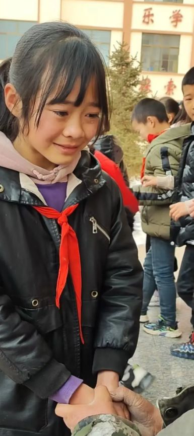 甘肃警方通报受胡雷资助女孩去世，残疾拾荒者胡雷痛哭：半年失去了两个学生，孩子们你们不要想不开