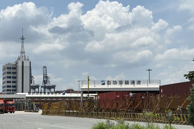 盐田港“狂飙”：平均每天10艘巨轮驶向欧美，深圳“新三样”卖到全球