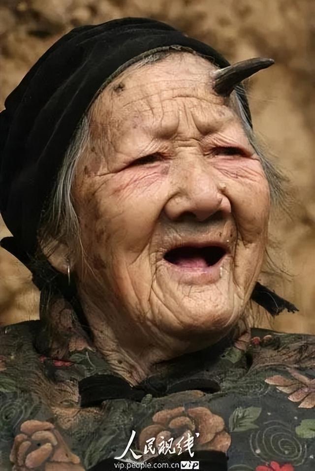 太狠了！98岁阿婆拿起剪刀，对准自己一刀下去……后果很严重！