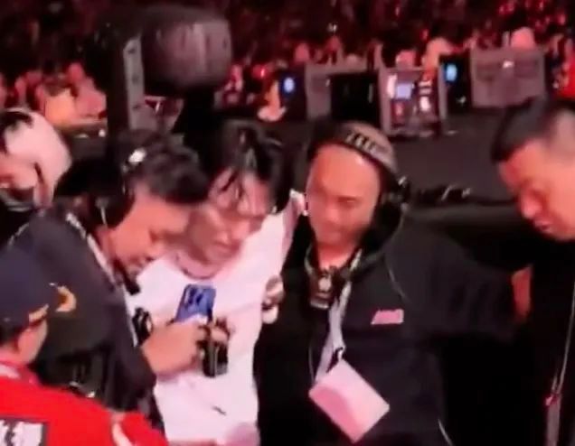 歌手杨宗纬报平安：求妈妈别看热搜；工作人员：只是扭伤了腰