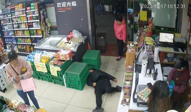 顾客争执时倒地身亡，收银员被指冷眼旁观，法院：便利店赔28万