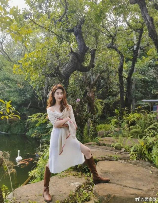 演员吴彦姝晒图为刘亦菲庆生，此前两人共同出演《去有风的地方》，剧中温情互动引发观众共鸣
