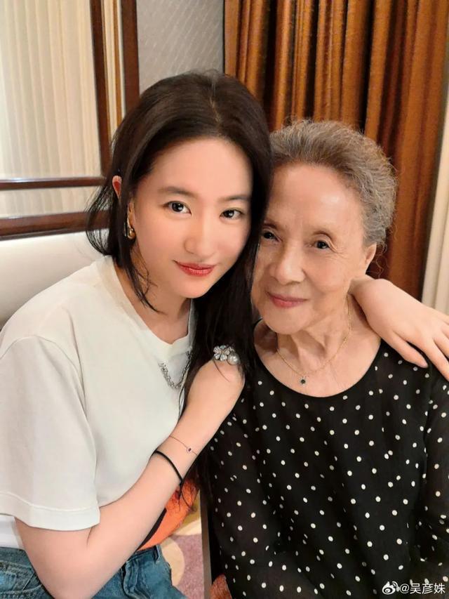 演员吴彦姝晒图为刘亦菲庆生，此前两人共同出演《去有风的地方》，剧中温情互动引发观众共鸣