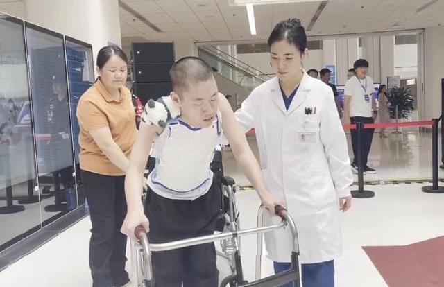 4次手术后终于能够站直，00后“折叠男孩”姜延琛回应