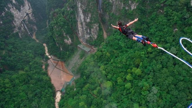 “特种兵旅游”已过气，顶流“窝囊旅游三件套”又怂又爽