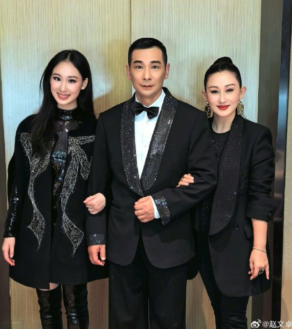 赵文卓父女T台首秀：两人五官神似如复制粘贴