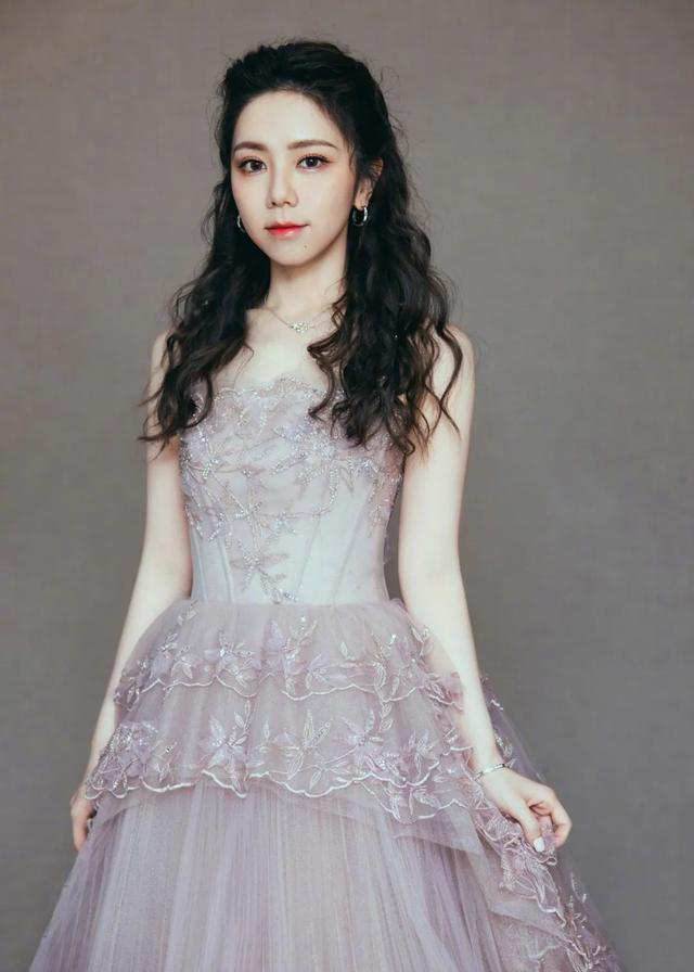 邓紫棋演唱会上突发，安保人员：紧急打开通道，协助救护车转运