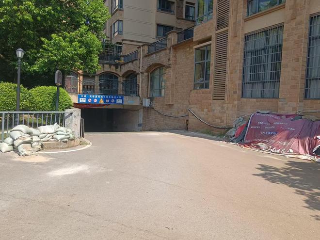 晨意帮忙丨车子泡水电梯进水！长沙一小区地下车库经常被淹，回应：改造中，年底前完工