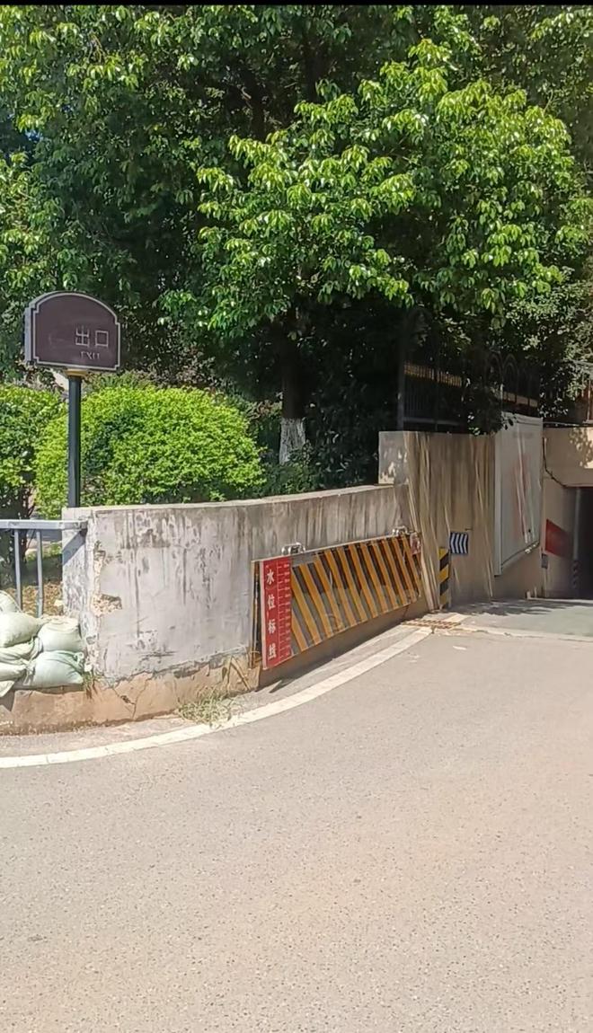 晨意帮忙丨车子泡水电梯进水！长沙一小区地下车库经常被淹，回应：改造中，年底前完工