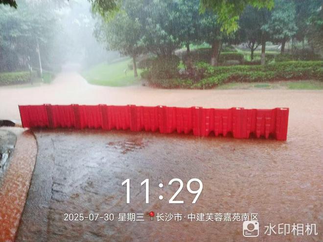 晨意帮忙丨车子泡水电梯进水！长沙一小区地下车库经常被淹，回应：改造中，年底前完工