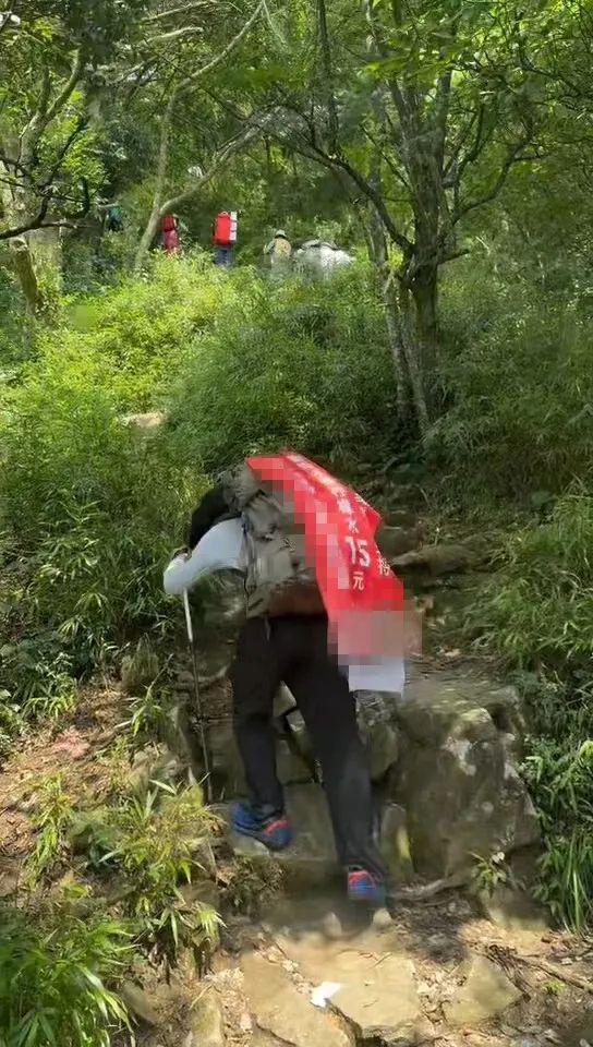 15元/杯！湖南一男子背40公斤蜜雪冰城柠檬水上武功山售卖，当事人：算上车费等刚好回本，当负重训练