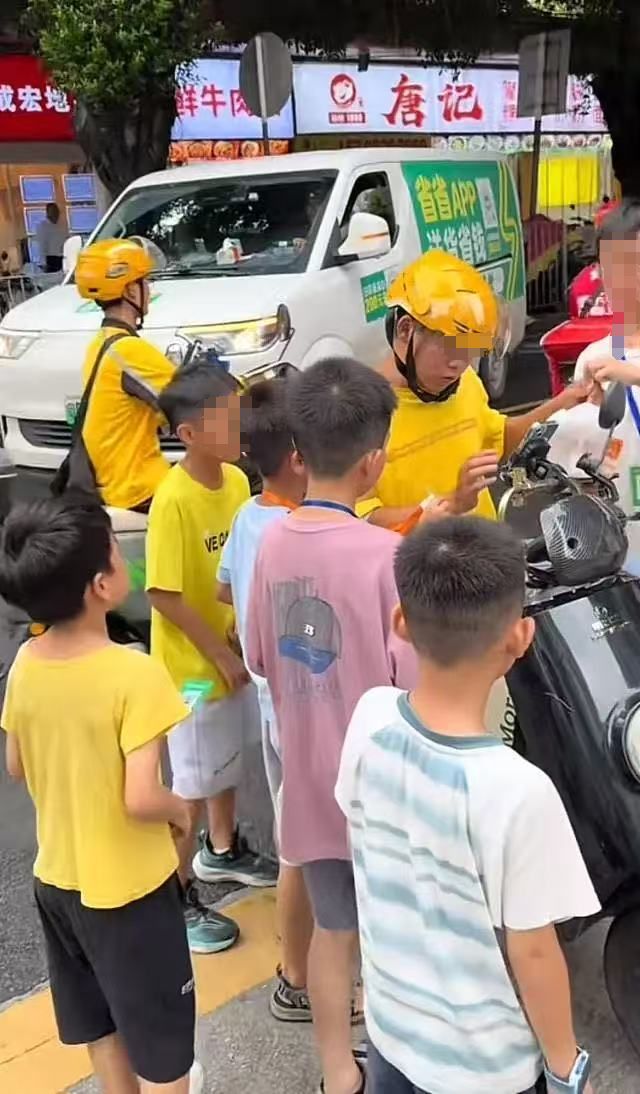 深圳华强北小孩跑楼代送外卖，一周赚三四百，街道办：存安全隐患，禁止代送，已约谈平台