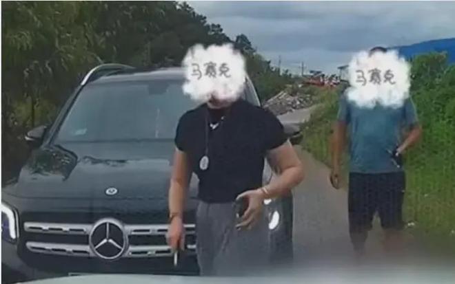 双方车牌号均被公示！广西“亮证女”行政处罚决定书涉嫌泄露当事人信息，已被删改重发