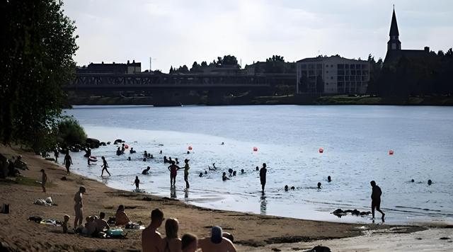 北极圈内32℃！挪威13天超30度，驯鹿热到濒死，问题出在哪？