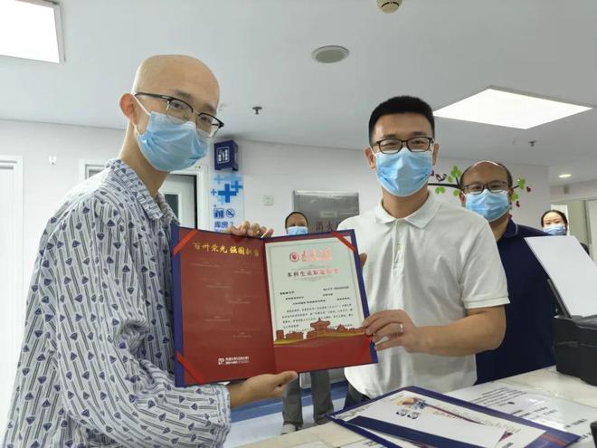18岁白血病少年633分考入天津大学，病房收到录取通知书，孩子与父亲配型成功