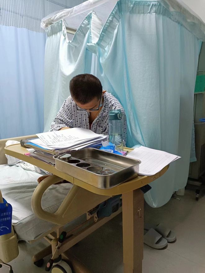 18岁白血病少年633分考入天津大学，病房收到录取通知书，孩子与父亲配型成功