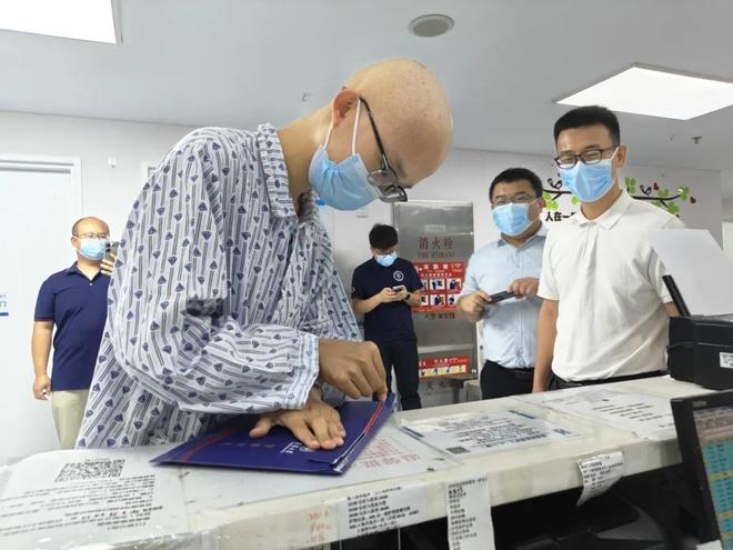18岁白血病少年633分考入天津大学，病房收到录取通知书，孩子与父亲配型成功