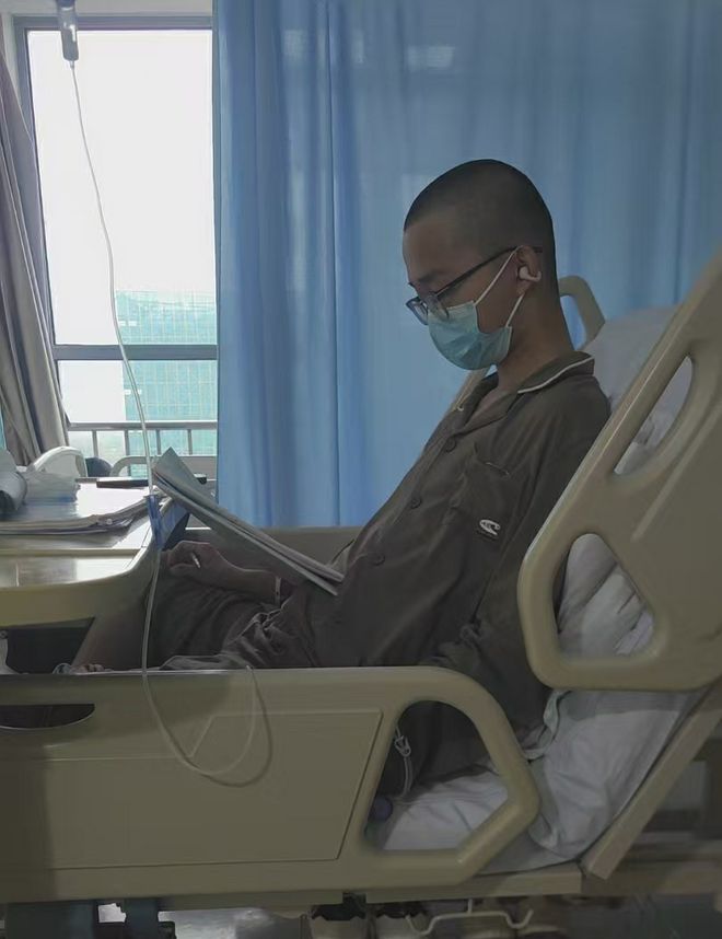 18岁白血病少年633分考入天津大学，病房收到录取通知书，孩子与父亲配型成功