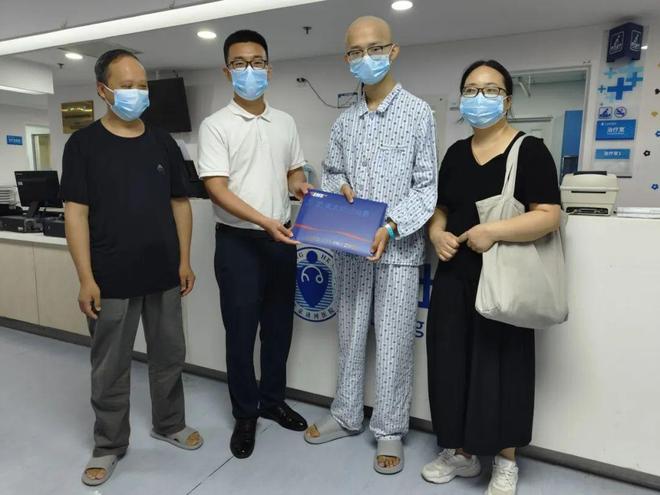 18岁白血病少年633分考入天津大学，病房收到录取通知书，孩子与父亲配型成功