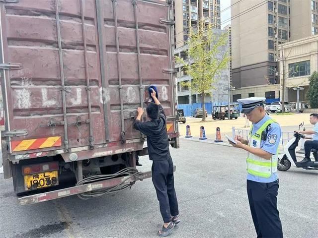 漯河交警持续开展大货车违禁入市整治行动
