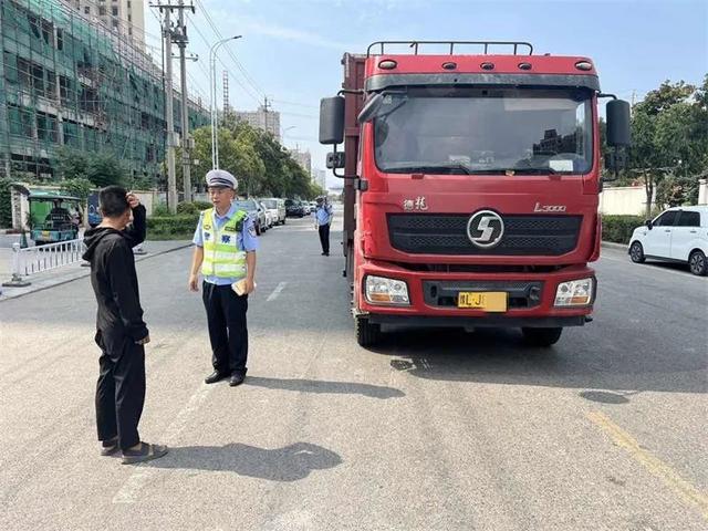 漯河交警持续开展大货车违禁入市整治行动