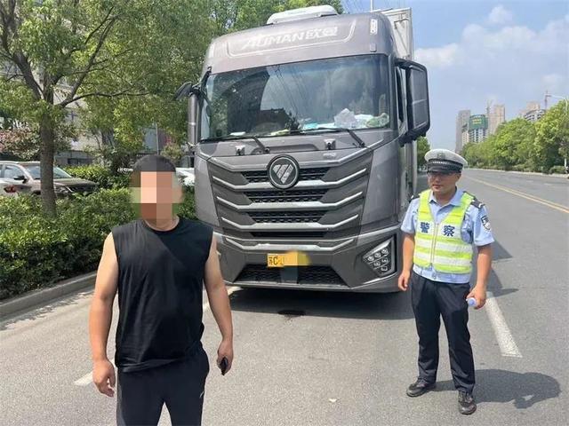 漯河交警持续开展大货车违禁入市整治行动