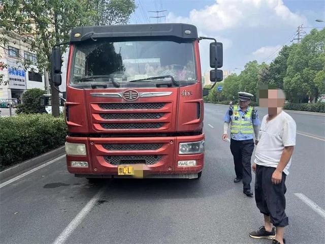 漯河交警持续开展大货车违禁入市整治行动