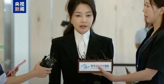 韩国前总统夫人向韩国国民道歉