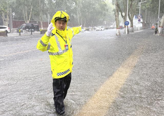 暴雨来袭！郑州公安快速响应筑牢防汛“安全堤”