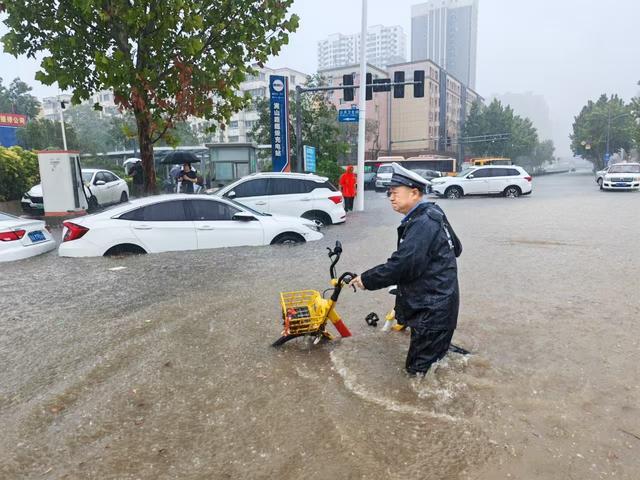 暴雨来袭！郑州公安快速响应筑牢防汛“安全堤”
