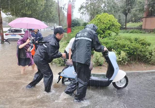 暴雨来袭！郑州公安快速响应筑牢防汛“安全堤”