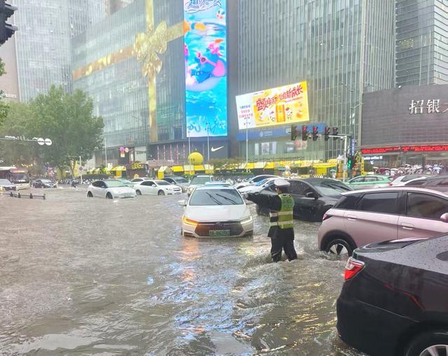 暴雨来袭！郑州公安快速响应筑牢防汛“安全堤”