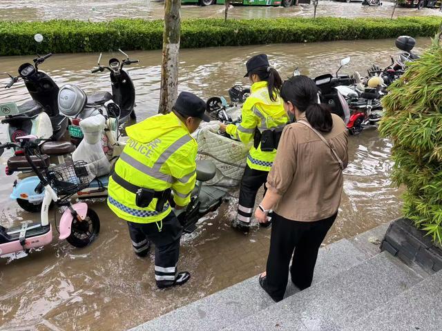 暴雨来袭！郑州公安快速响应筑牢防汛“安全堤”