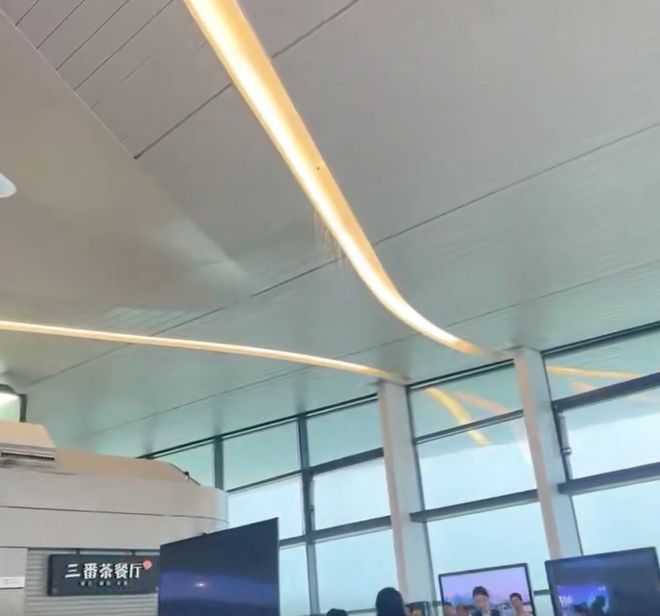 盐城南洋国际机场因暴雨致航站楼漏水，机场：已派人处理