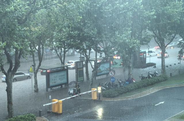 雨暂停！郑州部分路段有积水，请绕行！