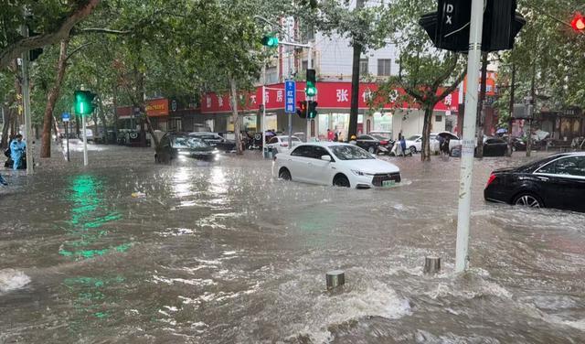 雨暂停！郑州部分路段有积水，请绕行！