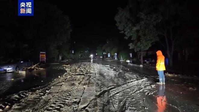甘肃榆中强降雨引发山洪，致淤泥堆积道路，4000余人被困